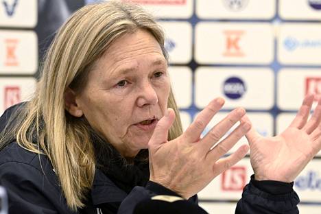 Helmarien päävalmentaja Anna Signeul ei toivo emäntämaa Englantia Suomen lohkoon.