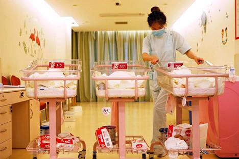 Vastasyntyneistä huolehdittiin Shanghaissa vuonna 2018. Kiinassa syntyneiden lasten määrä on vähentynyt jo kolme vuotta peräkkäin.