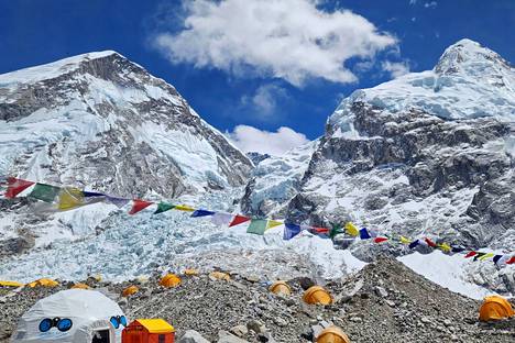 Everestin perusleirillä oli runsaasti telttoja jo 12. huhtikuuta.