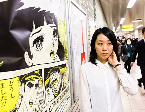 Akiko Kurosawa, 32, seisoi ahdistelijoista varoittavan julisteen edessä Tokiossa marraskuussa. Kurosawa on joutunut ahdistelijan uhriksi metromatkalla.