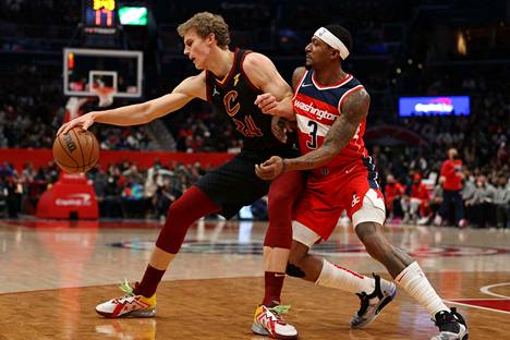 Washington Wizardsin Bradley Beal puolusti Cleveland Cavaliersin Lauri Markkasta vastaan ottelun ensimmäisellä puoliskolla.