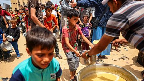 Palestiinalaislapset saivat ruoka-apua sunnuntaina 19. toukokuuta Rafahin kaupungissa eteläisessä Gazassa.