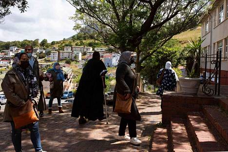 Äänestäjät jonottivat vaalipaikalla Kapkaupungissa maanantaina 1. marraskuuta.