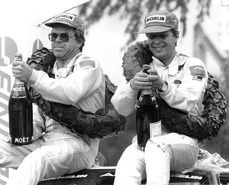 Hannu Mikkola ja kartanlukija Arne Hertz Jyväskylän Suurajojen viimeisissä voittotunnelmissa vuonna 1983.