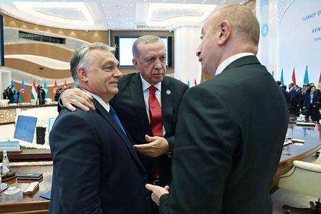 Unkarin pääministeri Viktor Orbán, Turkin presidentti Recep Tayyip Erdoğan ja Azerbaidžaninin presidentti Ilham Alijev keskustelivat marraskuussa Samarkandissa.