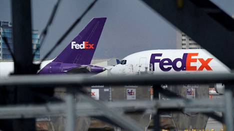 Fedexin omia rahtilentokoneita Los Angelesin kansainvälisellä lentokentällä perjantaina.