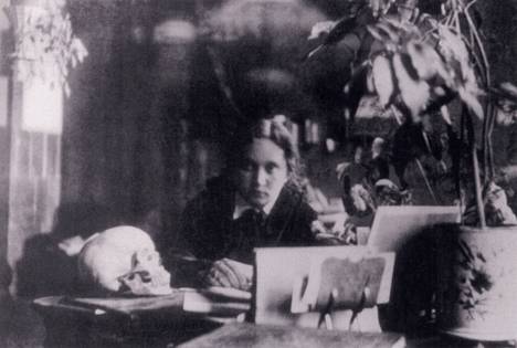 Nuori Maria Judina ja pääkallo 1920-luvun alussa. Playing With Fire -kirjan kuvitusta.