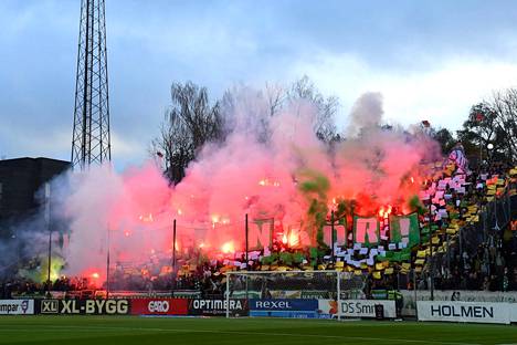 Hammarby fans kept the atmosphere going at the Platinumcars stadium.