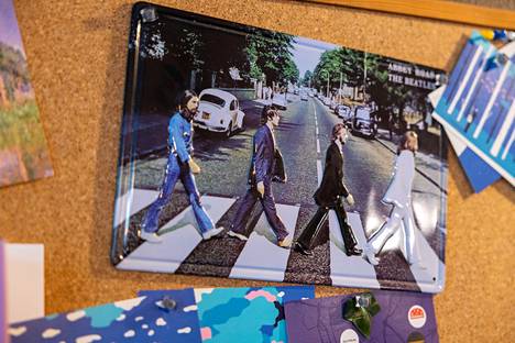 Yesterday Cafén seinältä löytyy myös  Beatlesin Abbey Road -levyn kuuluisa kansikuva.