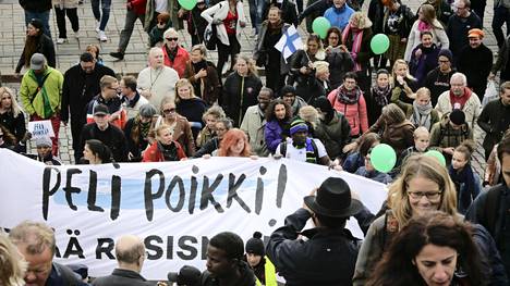15 000 ihmistä kerääntyi lauantai Helsingin keskustaan osoittamaan mieltään rasismia ja syrjintää vastaan-