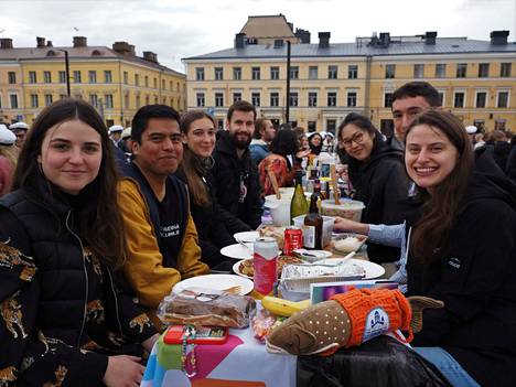 Espanjalaiset Carmen, Alfredo ja Roxana, liettualainen Simas, suomalainen Maria, ranskalainen Louis ja venäläinen Randa olivat Erasmus-opiskelijoiden pöydässä.