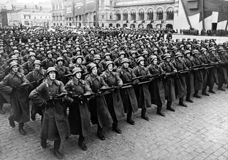 Puna-armeijan sotilaita paraatissa Moskovan Punaisella torilla päiväämättömässä kuvassa 1930- tai 1940-luvulta.