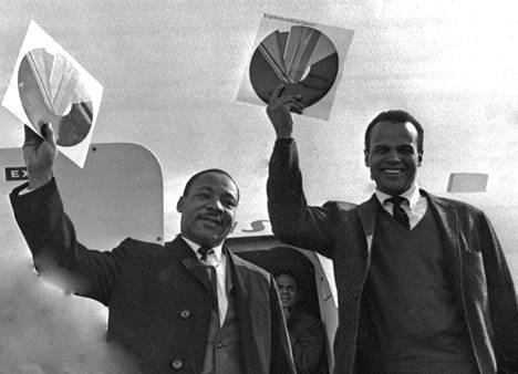 Tukholmassa rahankeruumatkalla olleet tohtori Martin Luther King (vas.) ja laulaja Harry Belafonte vilkuttivat Tukholman lentokentällä 3. huhtikuuta 1966.