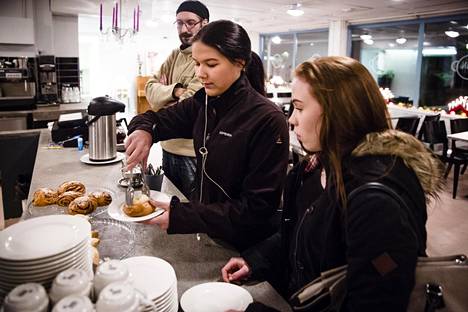 Nuoriso-ohjaaja Ville Tuomisto (vasemalla) , Nea Simonen, 15 ja Mia Rautio, 14 väliaikaisena väistötilana toimivassa Tapulin kahvihuoneessa.