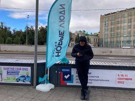 Sergei Podposinov markkinoi vapaaehtoisena Novye ljudi eli Uudet ihmiset -puoluetta Jakimankan kaupunginosassa torstaina. Hän sanoi pitävänsä puolueesta, koska se on uusi, eikä ole vielä ryvettynyt skandaaleissa.