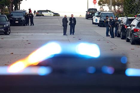 Poliiseja Pelosien kodin edustalla San Franciscossa viime viikon perjantaina.