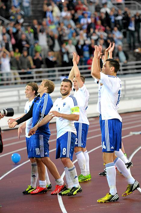 Huuhkajat juhlivat perjantaina voittoa MM-karsinassa Valko-Venäjästä.