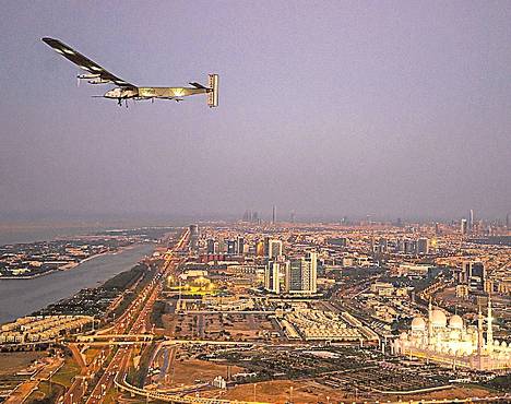 Solar Impulse 2 harjoitteli ennen lähtöä Abu Dhabin yllä.