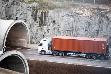 Raskas liikenne käyttää paljon Vuosaaren tunnelia satamaan ja sieltä pois ajaessaan ja joutuu kiertoreitille silloin kun tunneli suljetaan. 