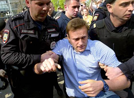 Poliisi pidätti Aleksei Navalnyin mielenosoituksien aikana Moskovassa vuonna 2018.