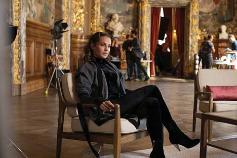Alicia Vikanderin näyttelemä näyttelijä Mira istuu odottamassa kuvauksia pariisilaisessa hotellissa.