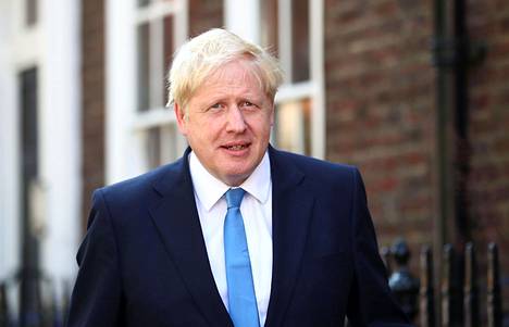 Boris Johnson toimistonsa edustalla Lontoossa tiistaina.