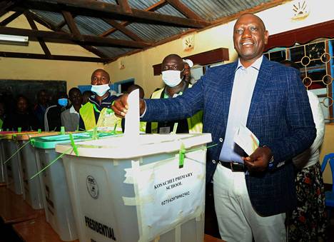 Kenian varapresidentti William Ruto äänestämässä 9. elokuuta.