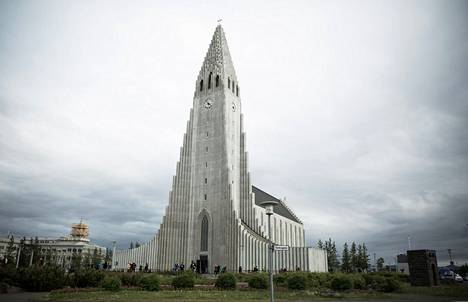 Hallgrímurin kirkko hallitsee kaupunkinäkymää Reykjavíkin keskustassa Islannissa.