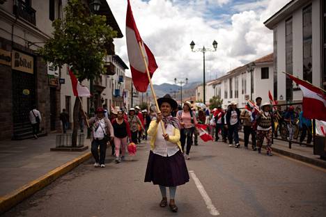 Mielenosoittajat marssivat Perun Cuscossa torstaina vastustaakseen presidentti Dina Boluartea. 