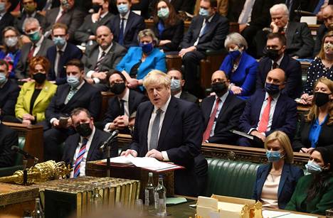 Pääministeri Boris Johnson puhumassa parlamentin edessä keskiviikkona.
