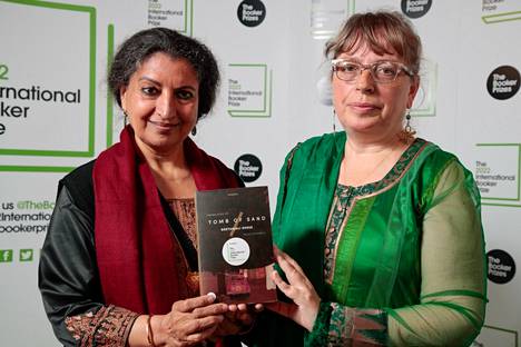 Intialainen kirjailija Geetanjali Shree ja yhdysvaltalainen kääntäjä Daisy Rockwell on palkittu kansainvälisellä Booker-palkinnolla.