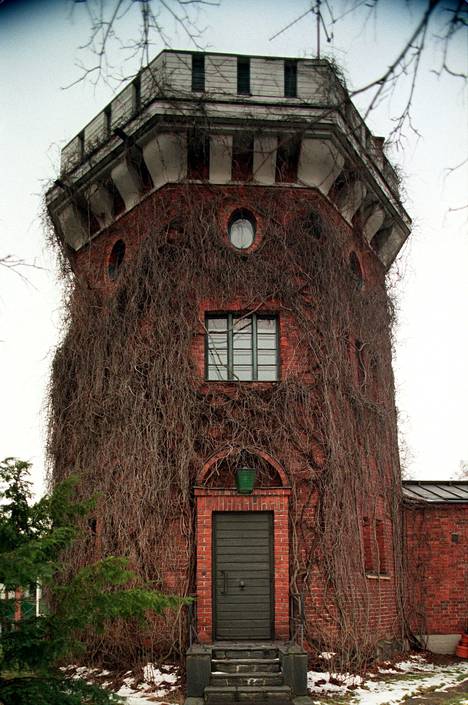 Munkkiniemessä myytävä tornitalo on entinen kartanon viljarakennus.