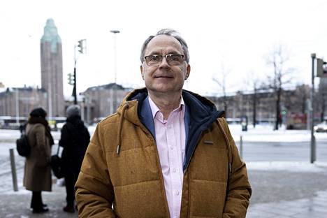 ”Verkon pelottavimmat jutut 90-luvulla olivat porno ja roskaposti. Suomalaiset pankit olivat edelläkävijöitä. KOP perusti sähköisen pankin jo 1988. Nyt tuntuu uskomattomalta, että pankit siirtyivät verkkoon 1994 suojaamattomalla yhteydellä”, tietokirjailija Petteri Järvinen sanoo.