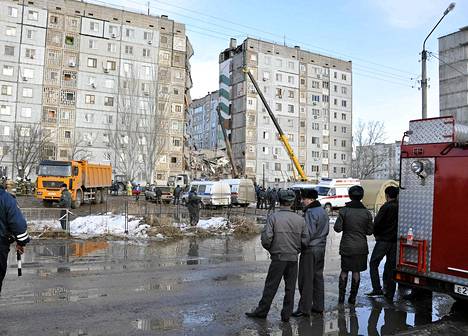 Venäjän hätätilaministeriön virkailijoita seuraamassa romahtaneen kerrostalon raivaus- ja pelastustöitä Astrakanissa. 