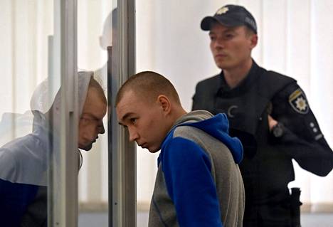 Tuomittu venäläinen sotilas Vadim Šišimarin oikeudessa Kiovassa maanantaina.