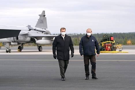 Suomen ja Ruotsin puolustusministerit Antti Kaikkonen ja Peter Hultqvist (oik.) tutustuivat Ilmavoimien Ruska 20 -pääsotaharjoitukseen Rovaniemellä lokakuussa 2020.