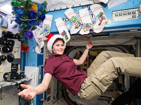 Italialainen astronautti Samantha Christoforetti laittoi joululahjat sukkiin Iss-avaruusasemalla jouluna 2014. Ripustamisesta ei painottomuudessa oikein voi puhua.