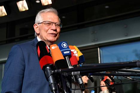 EU:n ulkosuhteita johtava Josep Borrell ilmoitti unionin keskeyttävän Malissa suoritettavan sotilaskoulutusoperaation. Kuvassa Borrell puhuu medialle Brysselissä maanantaina.
