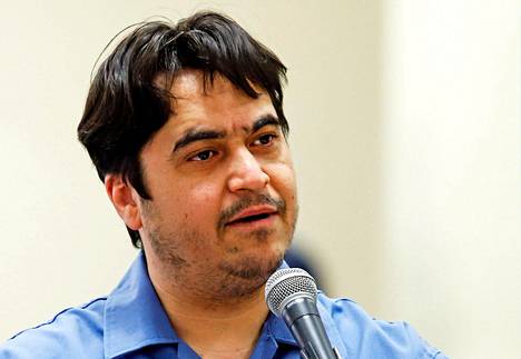 Ruhollah Zam puhui oikeudessa Teheranissa viime kesäkuussa.