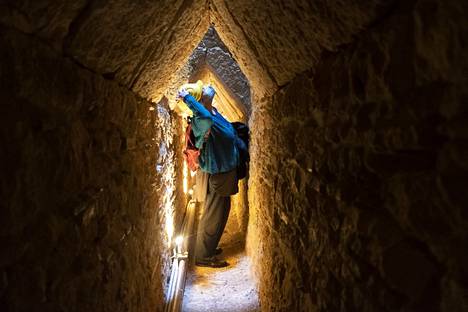 Vierailija oli saapunut tutkimaan Sámoksen saarella sijaitsevaa Eupalinoksen tunnelia huhtikuussa.