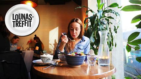 Juontaja Anni Hautala kertoo lempiravintolassaan, mitä ruoka merkitsee  hänelle: ”Maistuva lounas on työläisen perusoikeus” - HS Nyt 