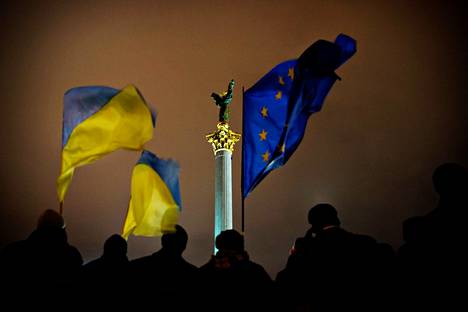 Ukrainalaiset osoittivat mieltään Ukrainan ja Euroopan lähentymisen puolesta Itsenäisyyden aukiolla Kiovassa marraskuussa 2013.