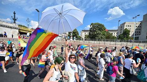 Ihmisiä Pride-marssilla Unkarin pääkaupungissa Budapestissa lauantaina 23. heinäkuuta.
