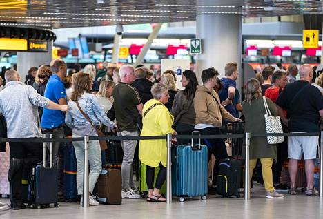 26. toukokuuta Schipholin lentokentällä jonotettiin pitkiä aikoja.