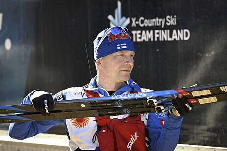 Suomen voitelupäällikkö Mika Venäläinen kantoi suksiparia MM-kilpailuja edeltävissä harjoituksissa.