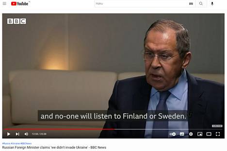 ”Vakuutan teille, että kukaan ei tule kuuntelemaan eurooppalaisia, eikä kukaan tule kuuntelemaan Suomea ja Ruotsia”, Venäjän ulkoministeri Sergei Lavrov kommentoi Nato-kysymystä BBC:n haastattelussa. Kuvakaappaus Youtubesta.