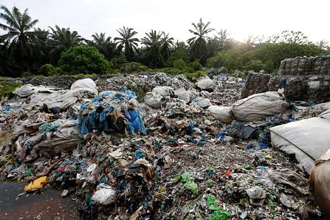 Laittoman muovinkierrätystehtaan roskia on levitetty maastoon Malesian Jenjaromissa. Kuva on otettu 14. lokakuuta.