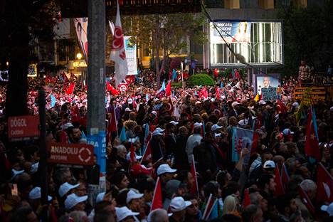 Kymmenettuhannet turkkilaiset osallistuivat perjantai-iltana kuuden oppositiopuolueen kampanjatilaisuuteen Ankarassa.