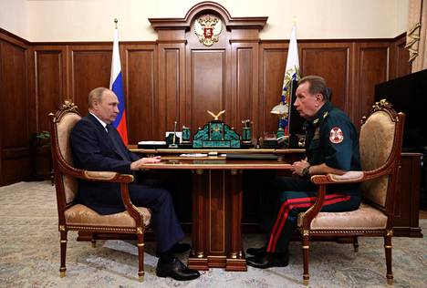 Venäjän presidentti Vladimir Putin tapasi kansalliskaartin komentajan Viktor Zolotovin Kremlissä elokuussa 2022.