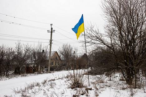 Yksinäinen Ukrainan lippu liehuu seipäässä Bahmutkan pienessä kylässä Itä-Ukrainassa tammikuun lopussa. 